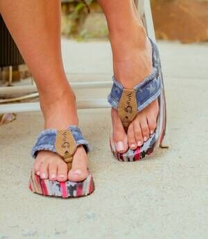 NEW VERY G women's united flag flip flops in blue